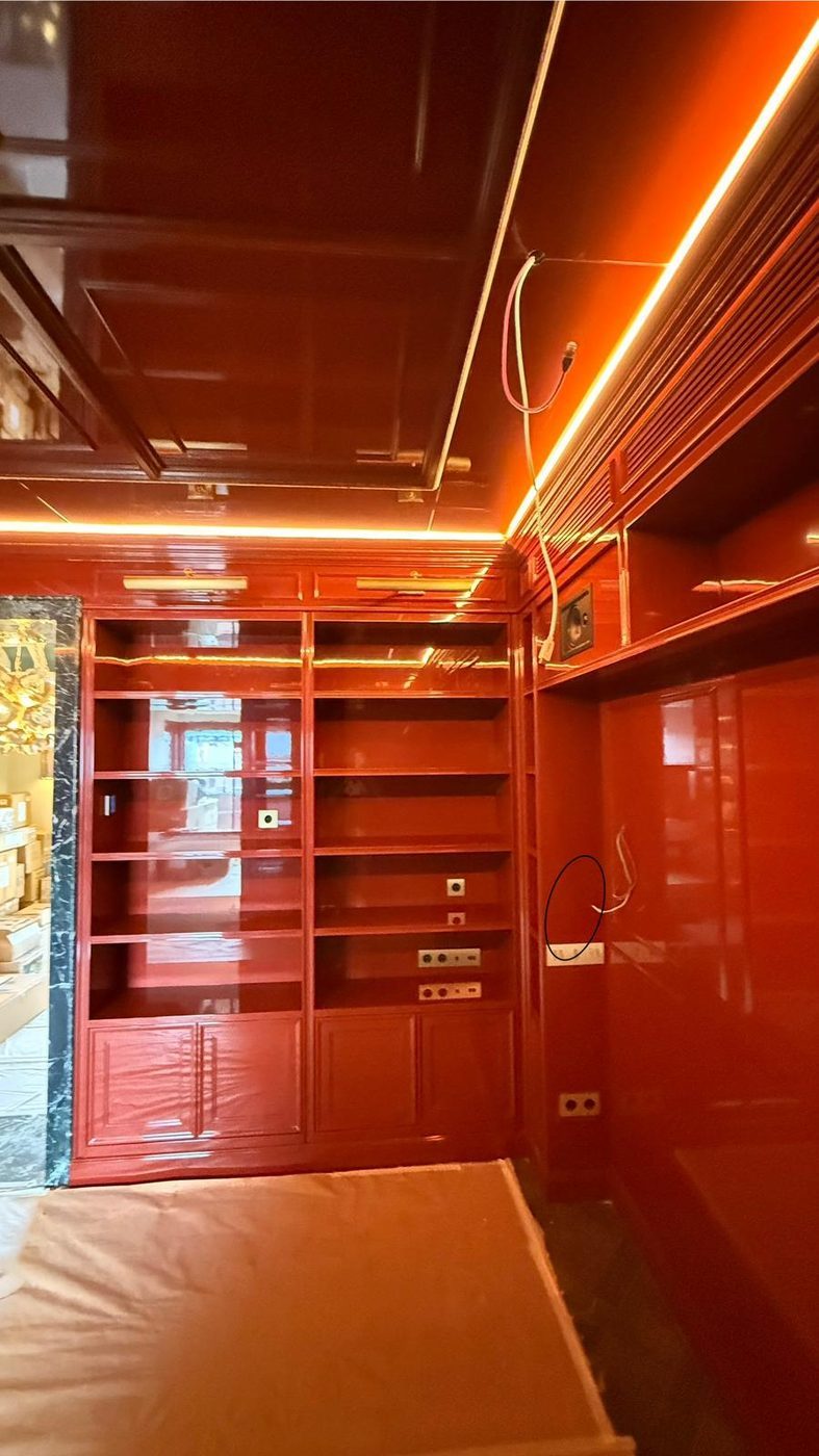 Biblioteca de fusta lacada